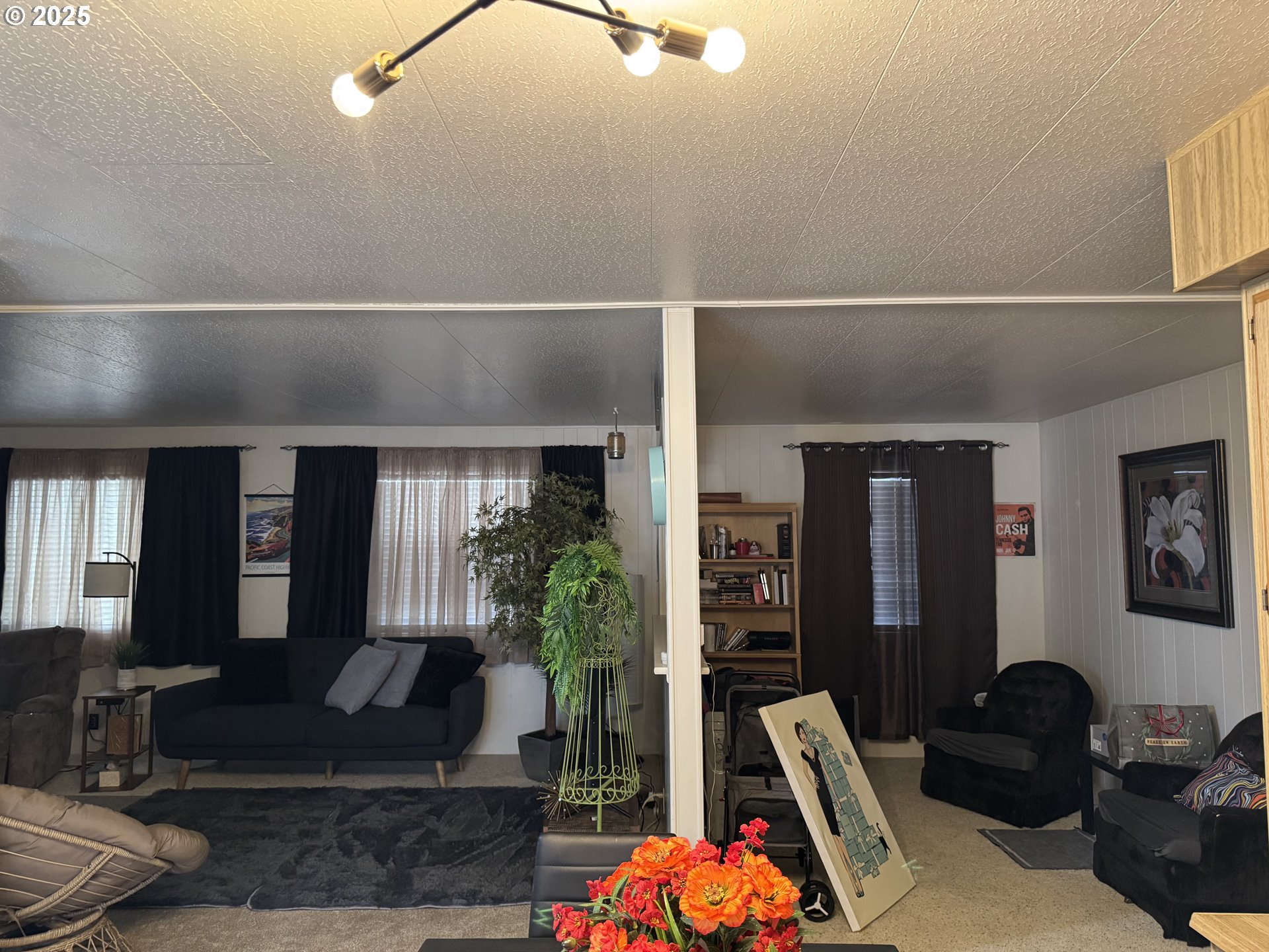 3955 South Stage Road, Unit 6 Medford, OR 97501 - Photo 4 of 21 a living room with furniture