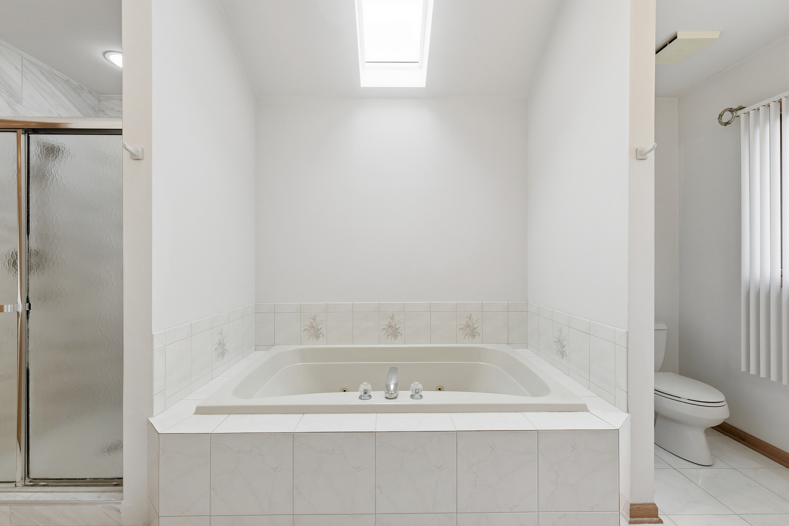 4420 Stonehaven Drive Long Grove, IL 60047 - Photo 34 of 59 a bath tub sitting next to a white toilet