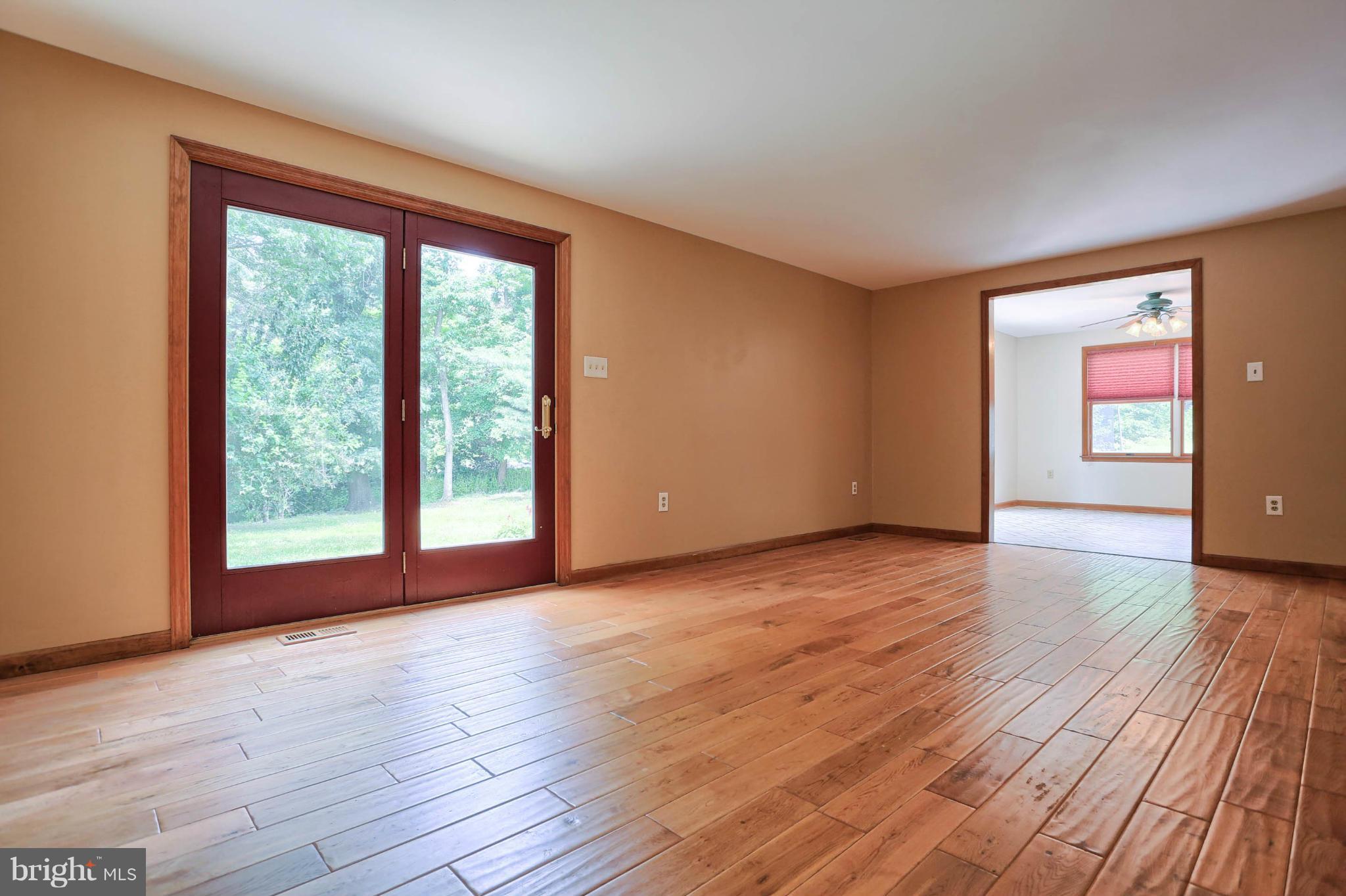 16309 Broadfording Road Clear Spring, MD 21722 - Photo 4 of 30 Living Room