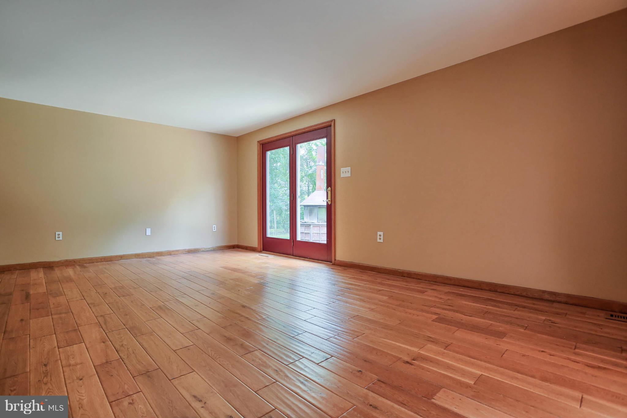 16309 Broadfording Road Clear Spring, MD 21722 - Photo 5 of 30 Living Room