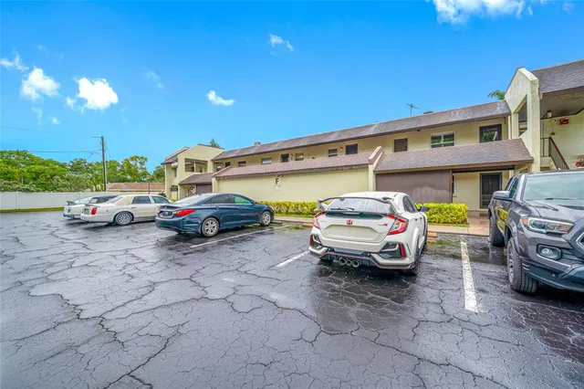 $140,000 | 1100 East Bay Drive, Unit 60, Largo, FL 33770