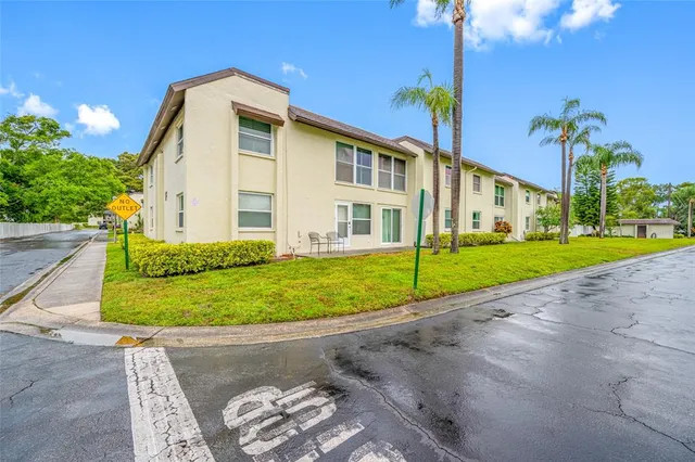 $140,000 | 1100 East Bay Drive, Unit 60, Largo, FL 33770