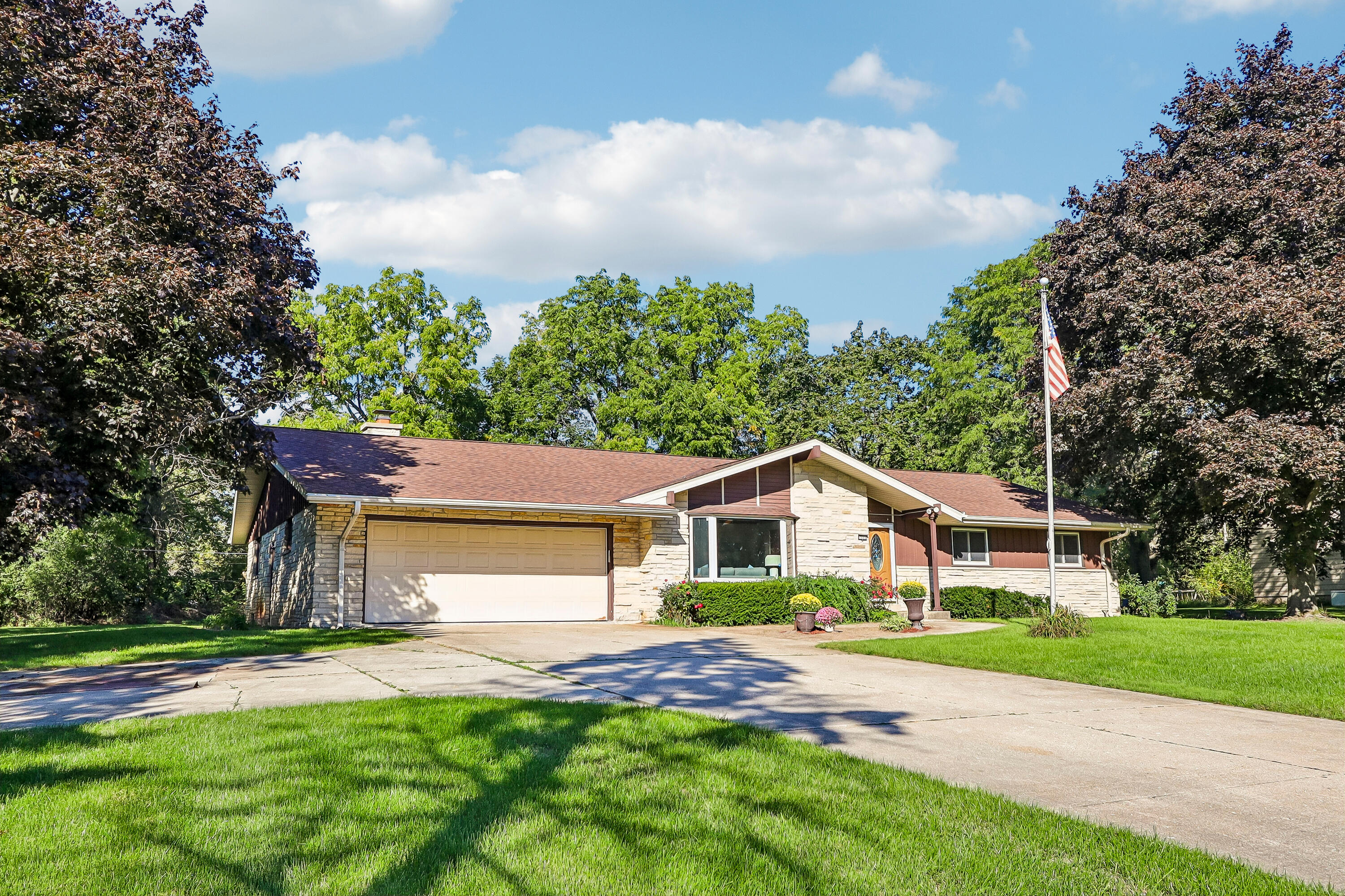 1555 Valley Ridge Drive Brookfield, WI 53005 - Photo 4 of 62 Additional Parking
