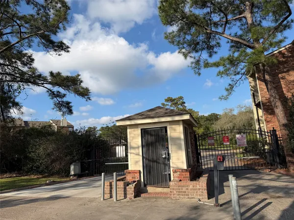 $98,000 | 2501 Gulf Freeway, Unit 4A, Dickinson, TX 77539