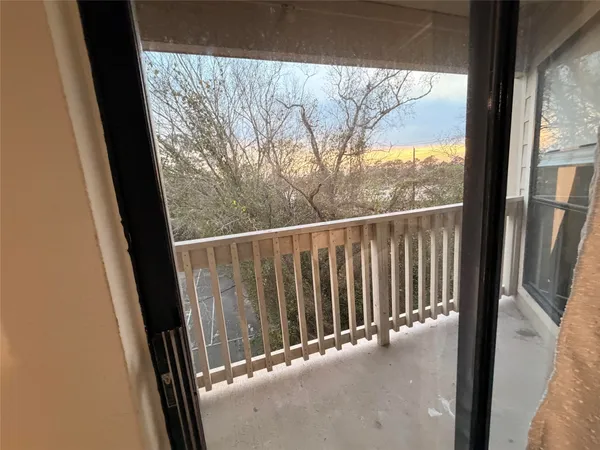 $98,000 | 2501 Gulf Freeway, Unit 4A, Dickinson, TX 77539