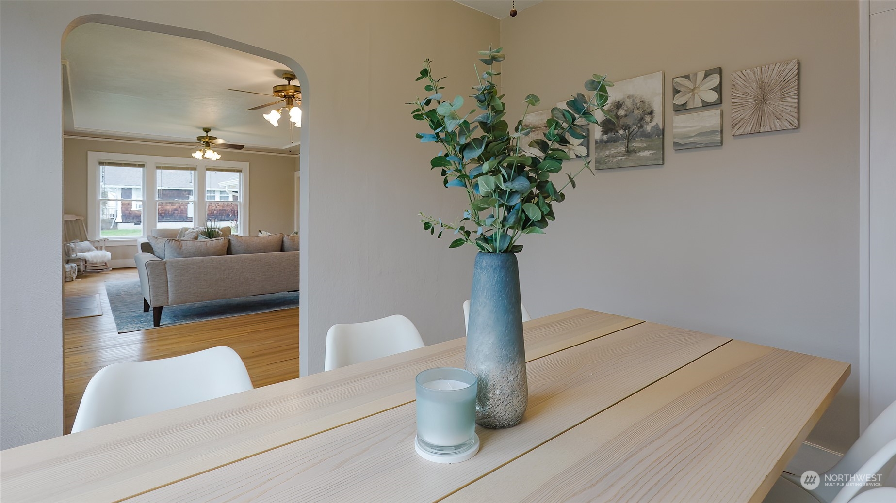 190 Southwest Lewis Street Chehalis, WA 98532 - Photo 13 of 30 a living room with furniture and a potted plant