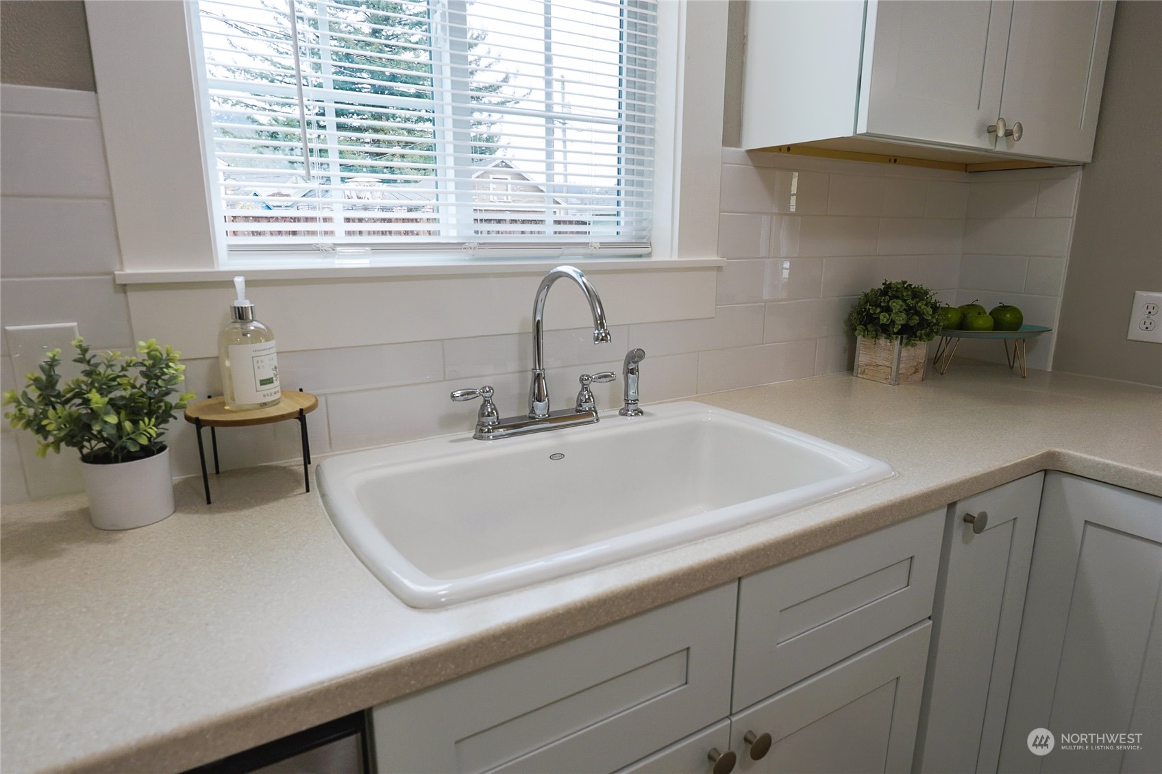 190 Southwest Lewis Street Chehalis, WA 98532 - Photo 15 of 30 a bathroom with a sink and a window