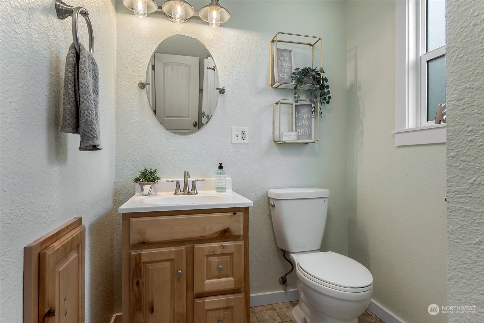 190 Southwest Lewis Street Chehalis, WA 98532 - Photo 19 of 30 a bathroom with a toilet sink and mirror