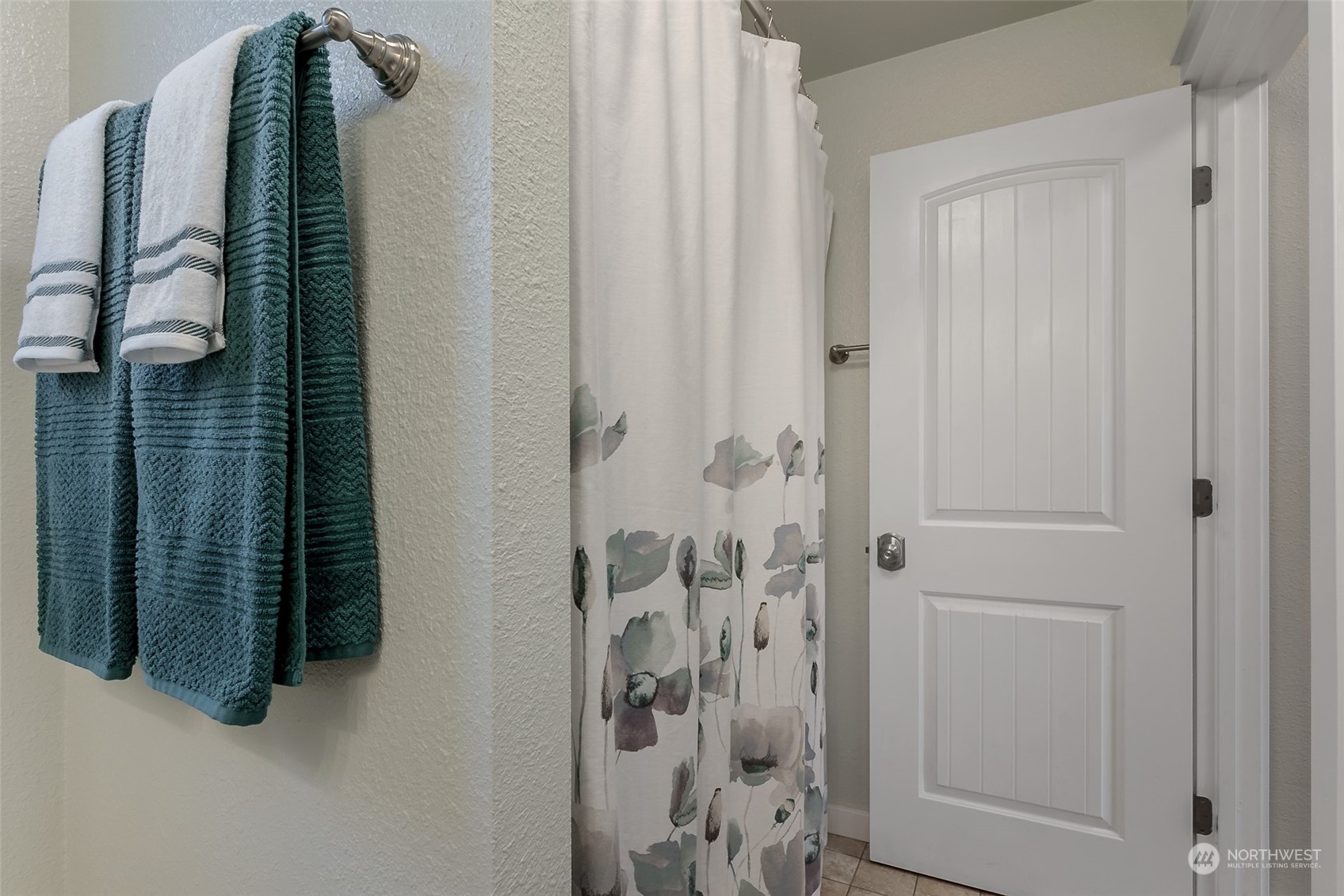 190 Southwest Lewis Street Chehalis, WA 98532 - Photo 20 of 30 a bathroom with a shower and a mirror