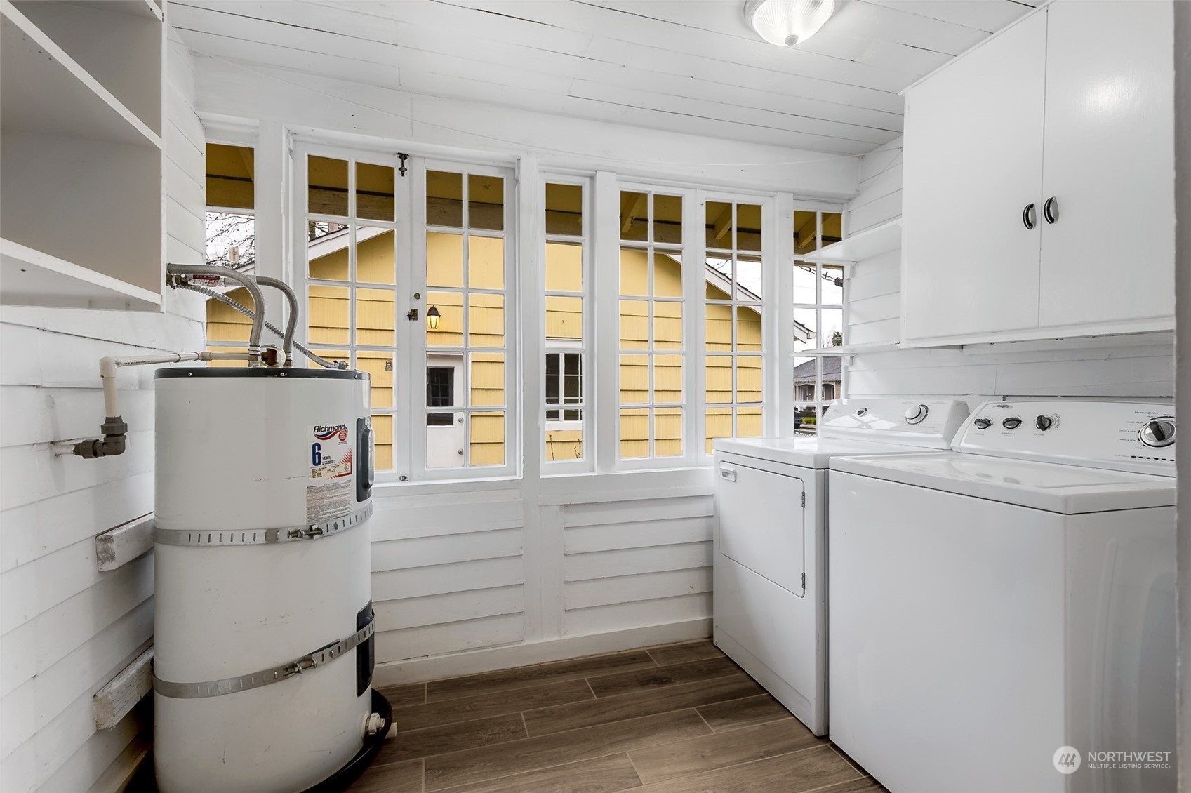 190 Southwest Lewis Street Chehalis, WA 98532 - Photo 25 of 30 a utility room with cabinets washer and dryer