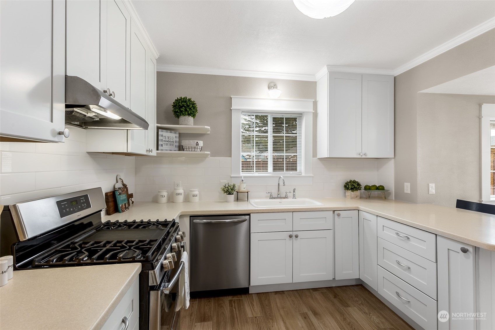190 Southwest Lewis Street Chehalis, WA 98532 - Photo 4 of 30 a kitchen with cabinets and appliances
