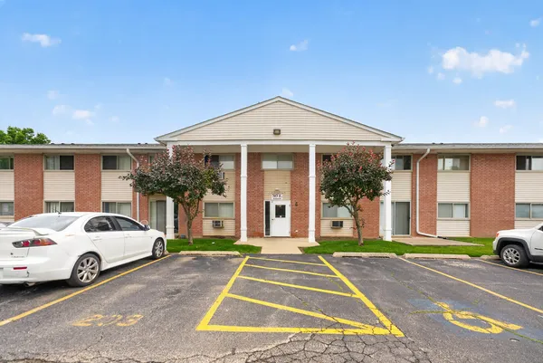 $139,000 | 703 East Fullerton Avenue, Unit 207, Glendale Heights, IL 60139