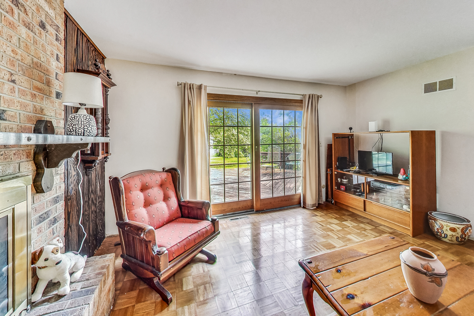 544 Northgate Road Lindenhurst, IL 60046 - Photo 14 of 32 a living room with furniture a flat screen tv and a window