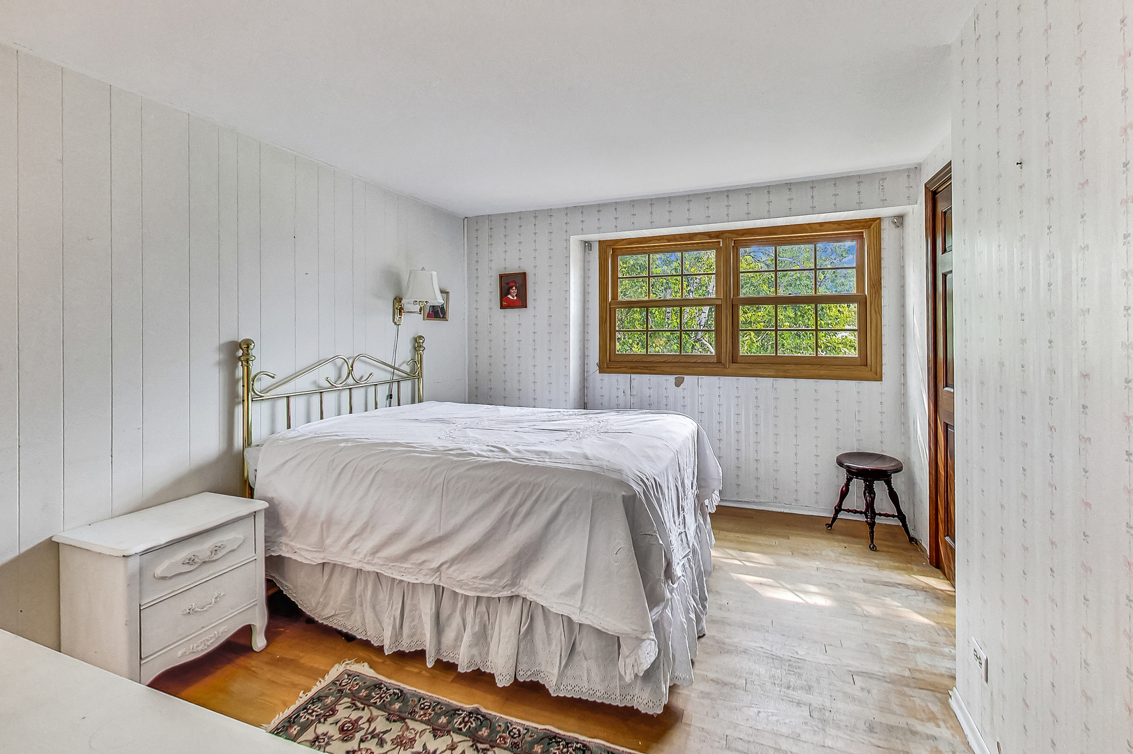 544 Northgate Road Lindenhurst, IL 60046 - Photo 22 of 32 a bedroom with a bed and a table chair