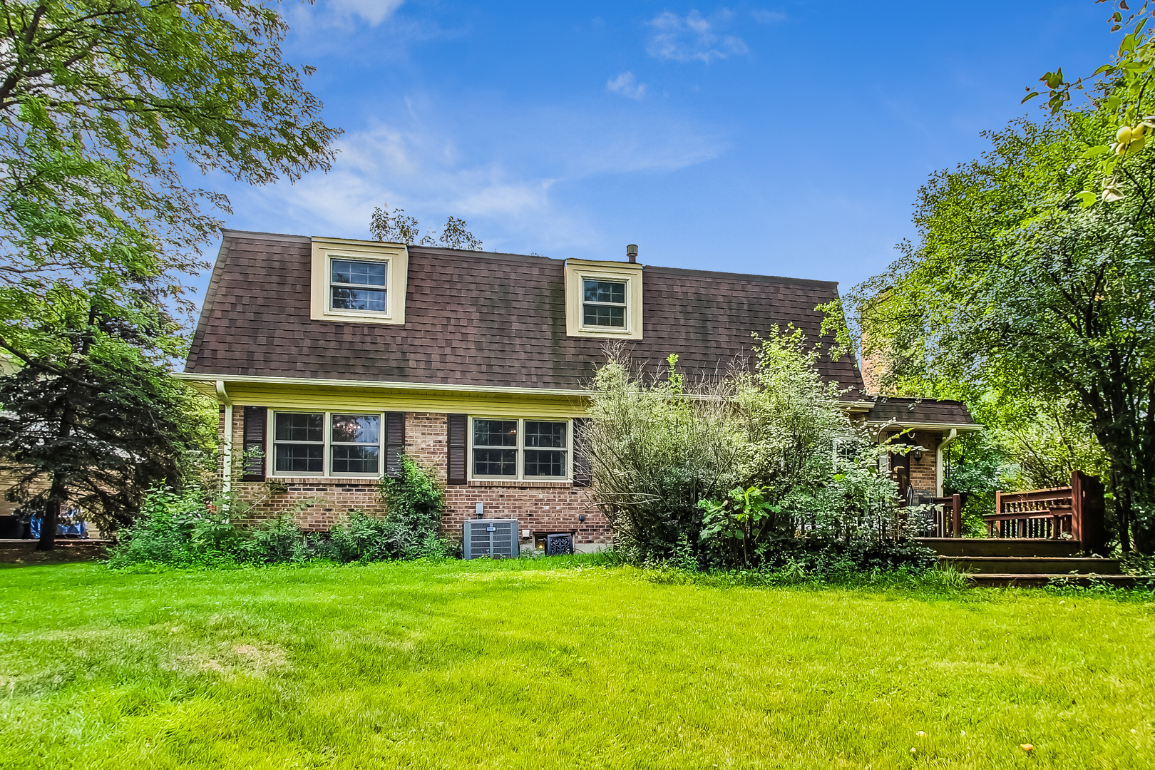 544 Northgate Road Lindenhurst, IL 60046 - Photo 26 of 32 a view of a house with a yard potted plants and a large tree