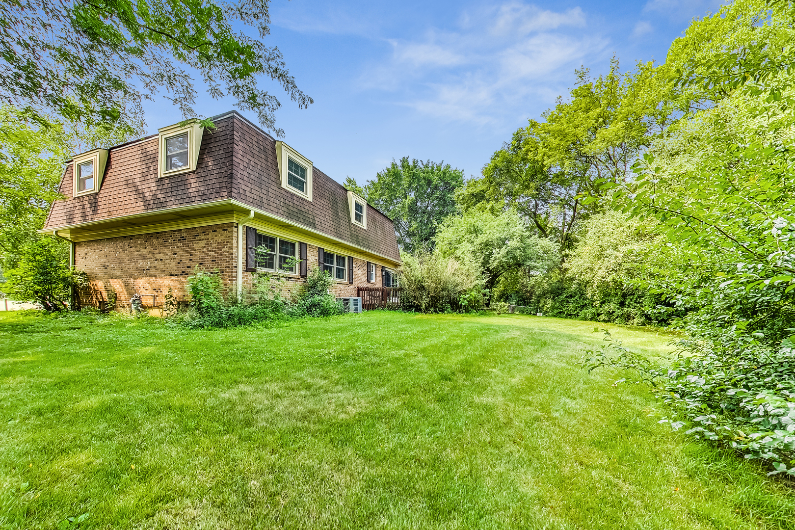 544 Northgate Road Lindenhurst, IL 60046 - Photo 28 of 32 a yellow building sitting in the middle of a big yard