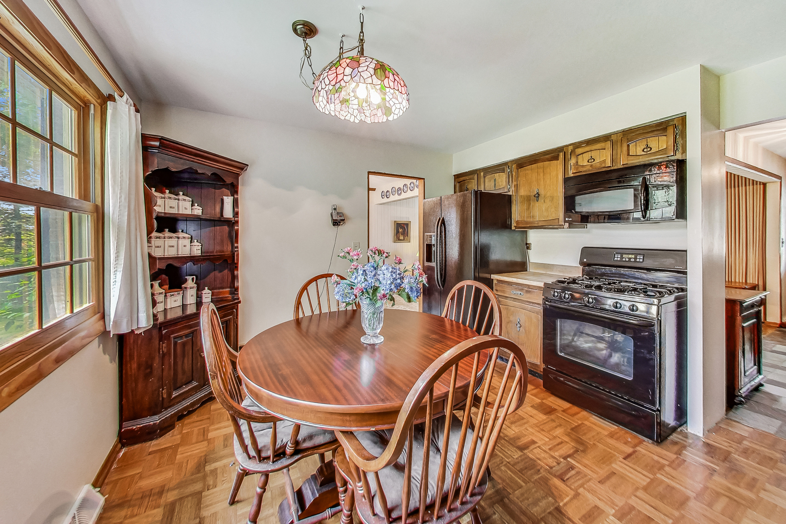544 Northgate Road Lindenhurst, IL 60046 - Photo 10 of 32 a dining room with furniture and window