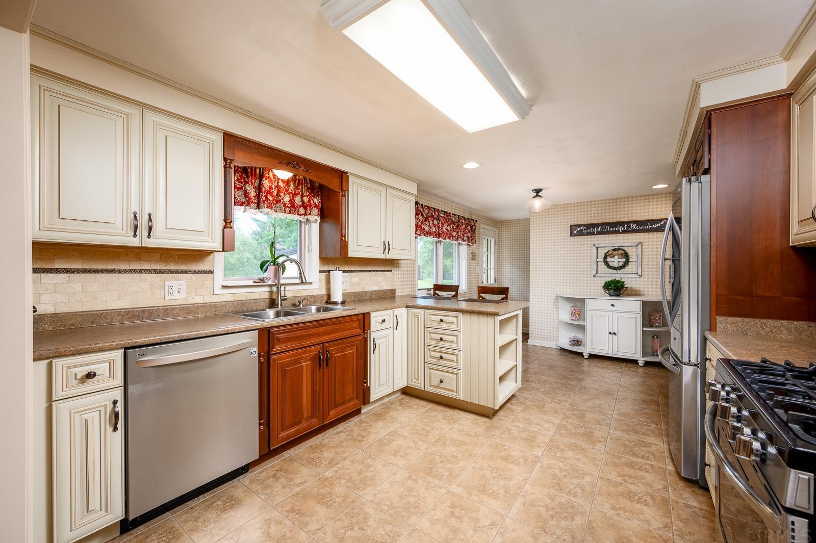 9507 Carriage Lane Fort Wayne, IN 46804 - Photo 10 of 36