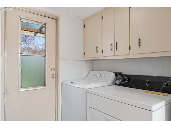 $299,900 | 1566 Laura Street, Springfield, OR 97477