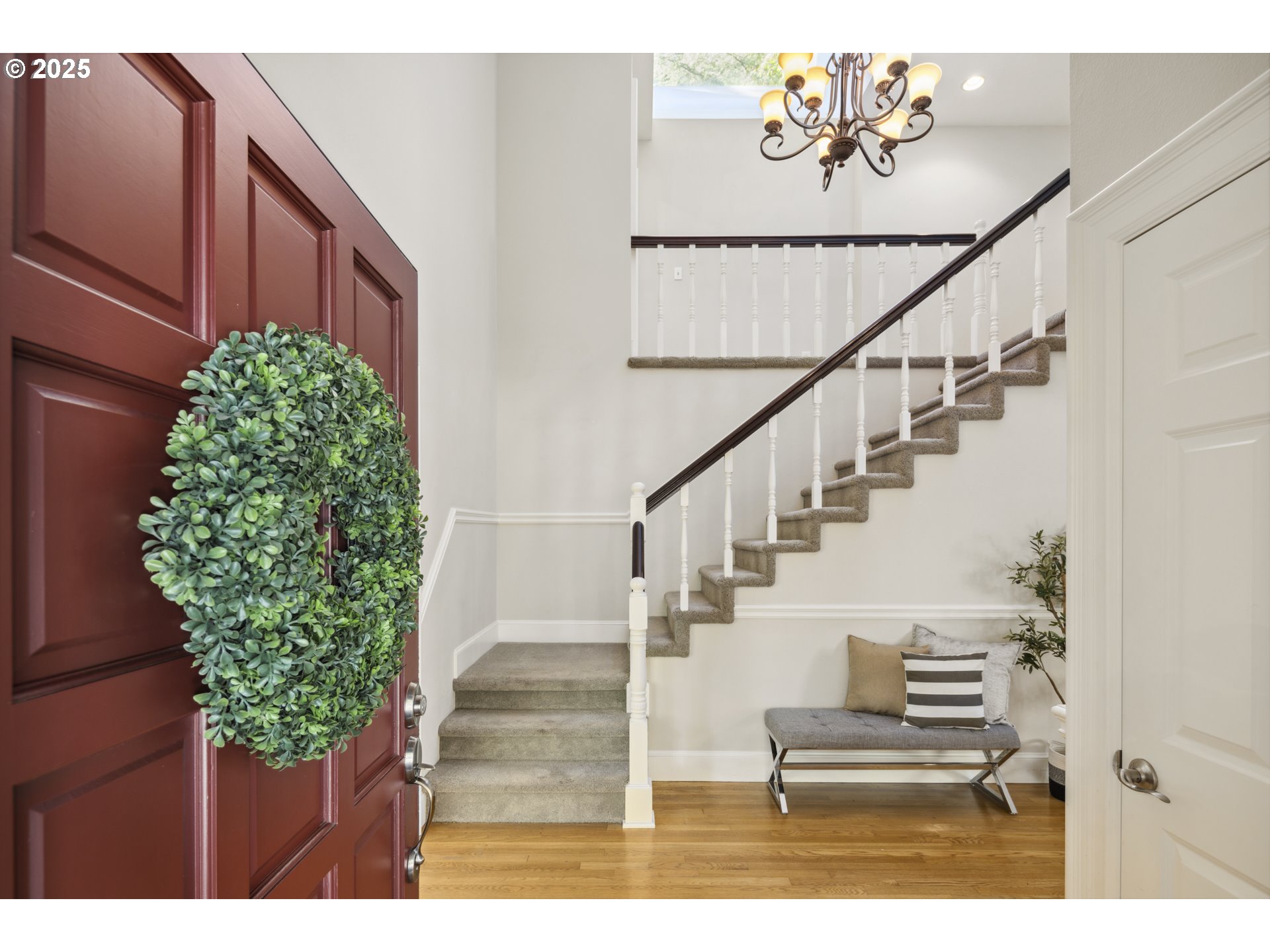 2757 Rivendell Road Lake Oswego, OR 97034 - Photo 3 of 46 Entrance/Foyer