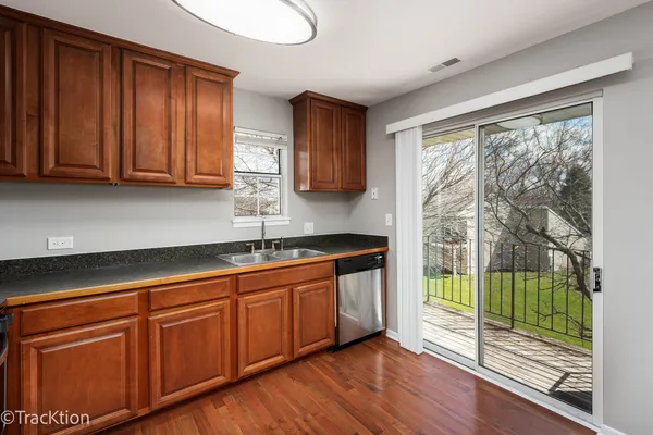 $2,000 | 549 East Shag Bark Lane, Unit E, Streamwood, IL 60107