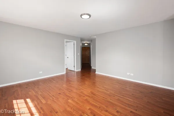 $2,000 | 549 East Shag Bark Lane, Unit E, Streamwood, IL 60107