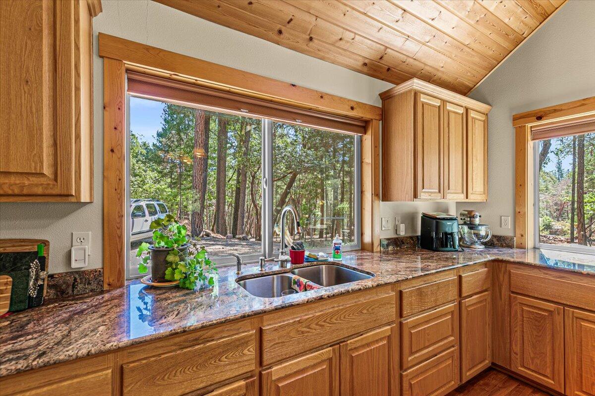 785 Crow Road Merlin, OR 97532 - Photo 9 of 36 12-12