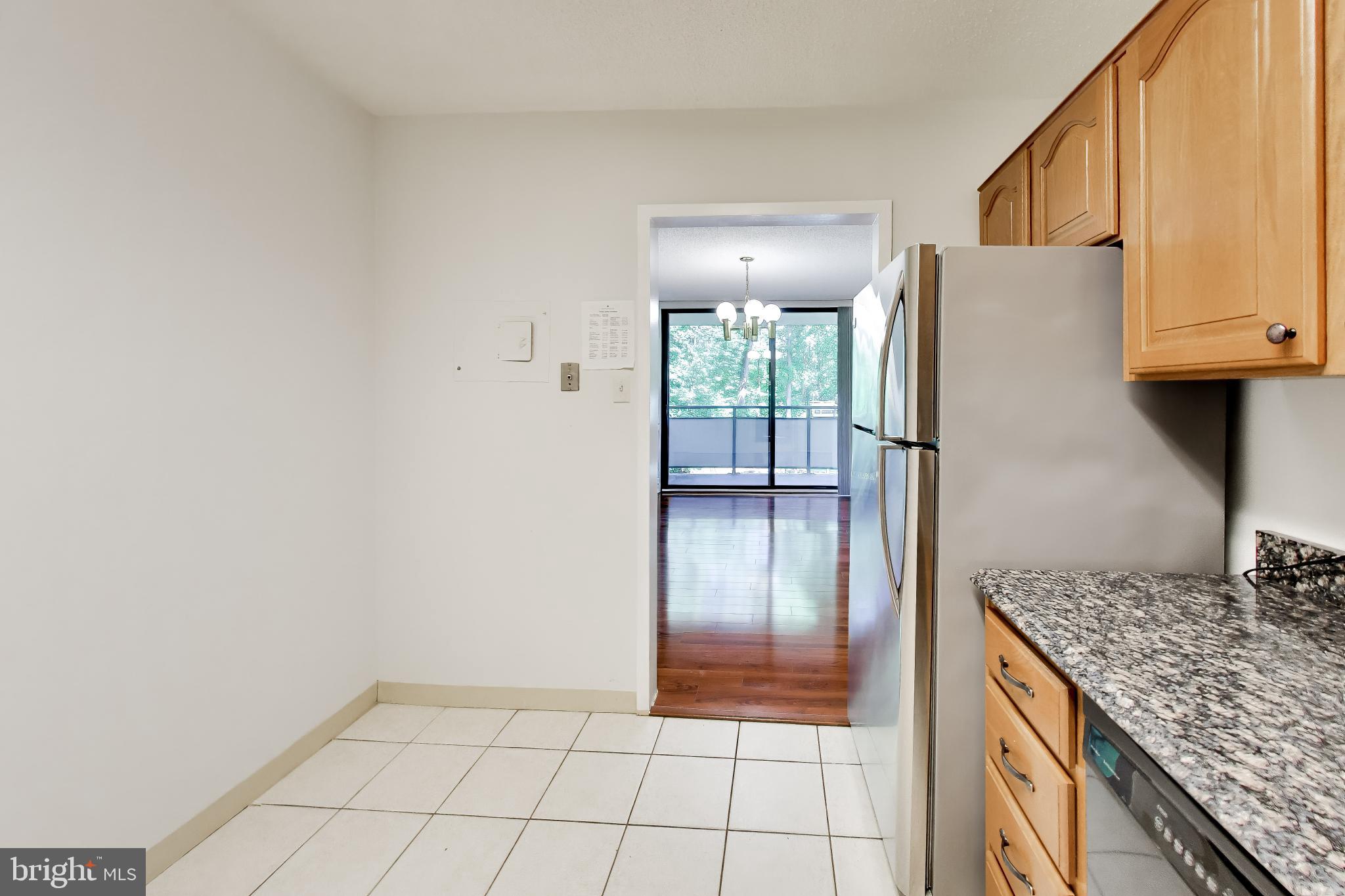 5225 Pooks Hill Road, Unit 220N Bethesda, MD 20814 - Photo 21 of 51 TABLE SPACE KITCHEN