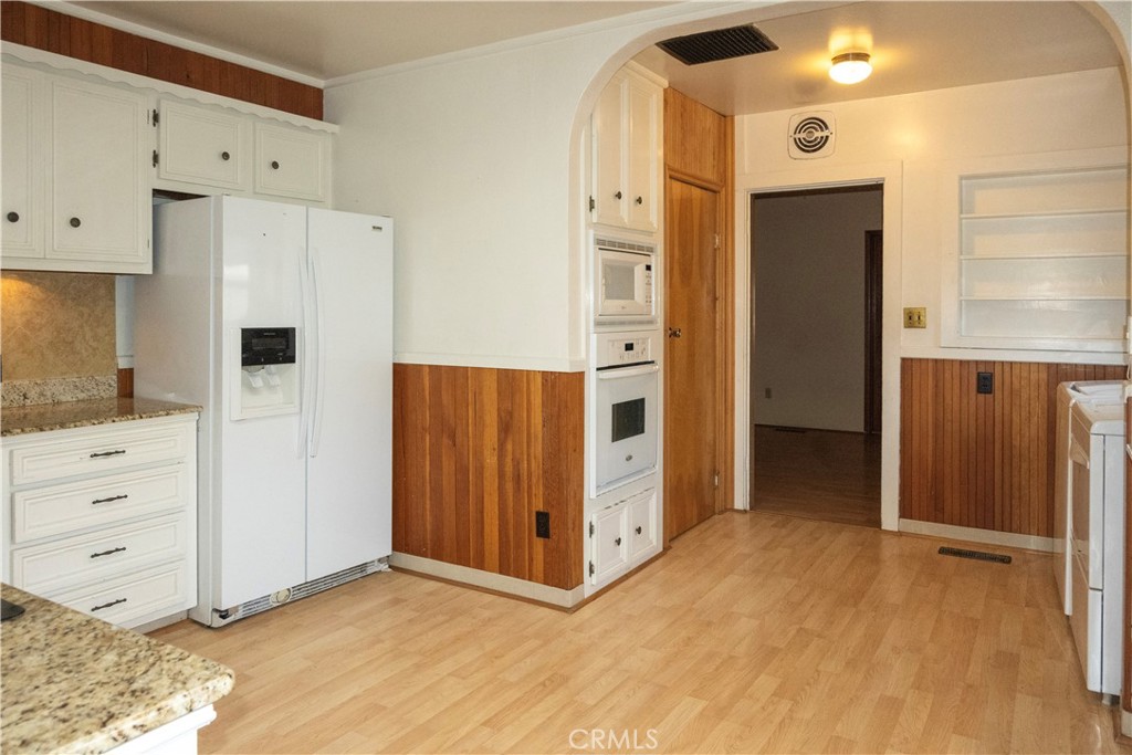614 Lane Yreka, CA 96097 - Photo 11 of 39 a view of cabinets with wooden floor