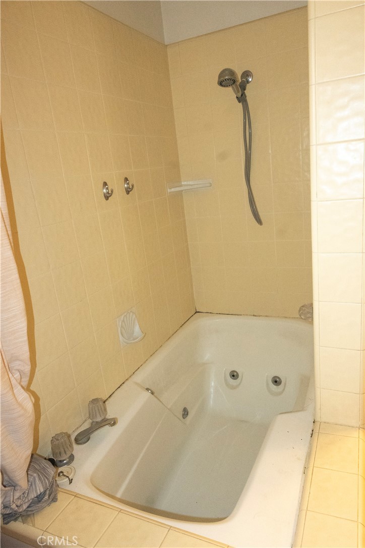 614 Lane Yreka, CA 96097 - Photo 20 of 39 a bathroom with a tub