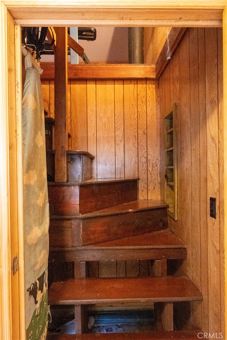 614 Lane Yreka, CA 96097 - Photo 27 of 39 a bathroom with a mirror and a shower