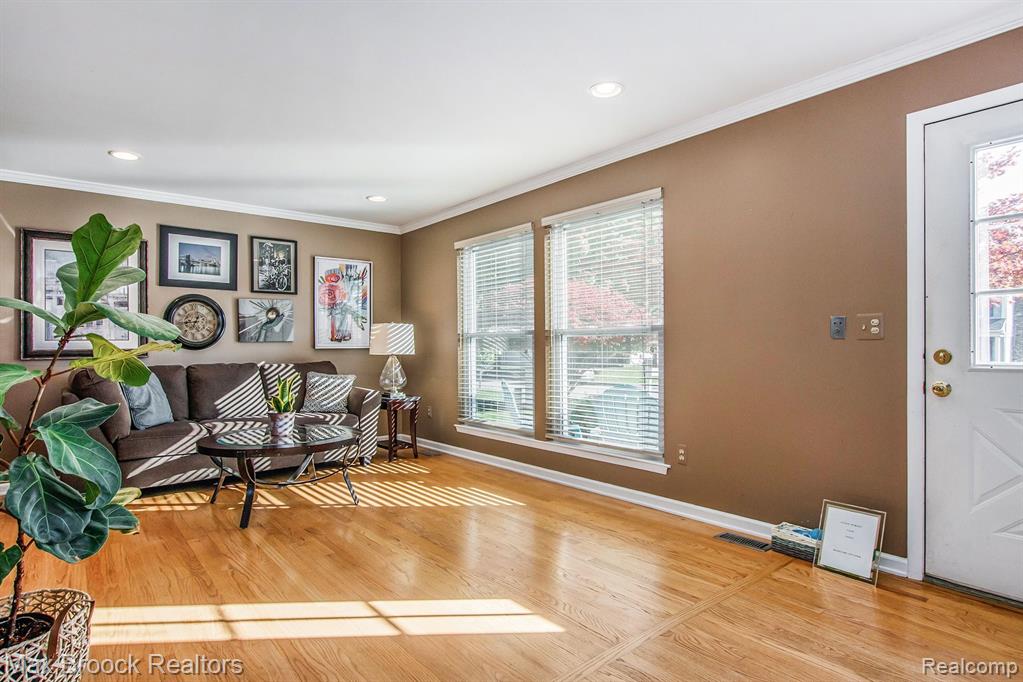 954 Hadley Road Rochester Hills, MI 48307 - Photo 2 of 43