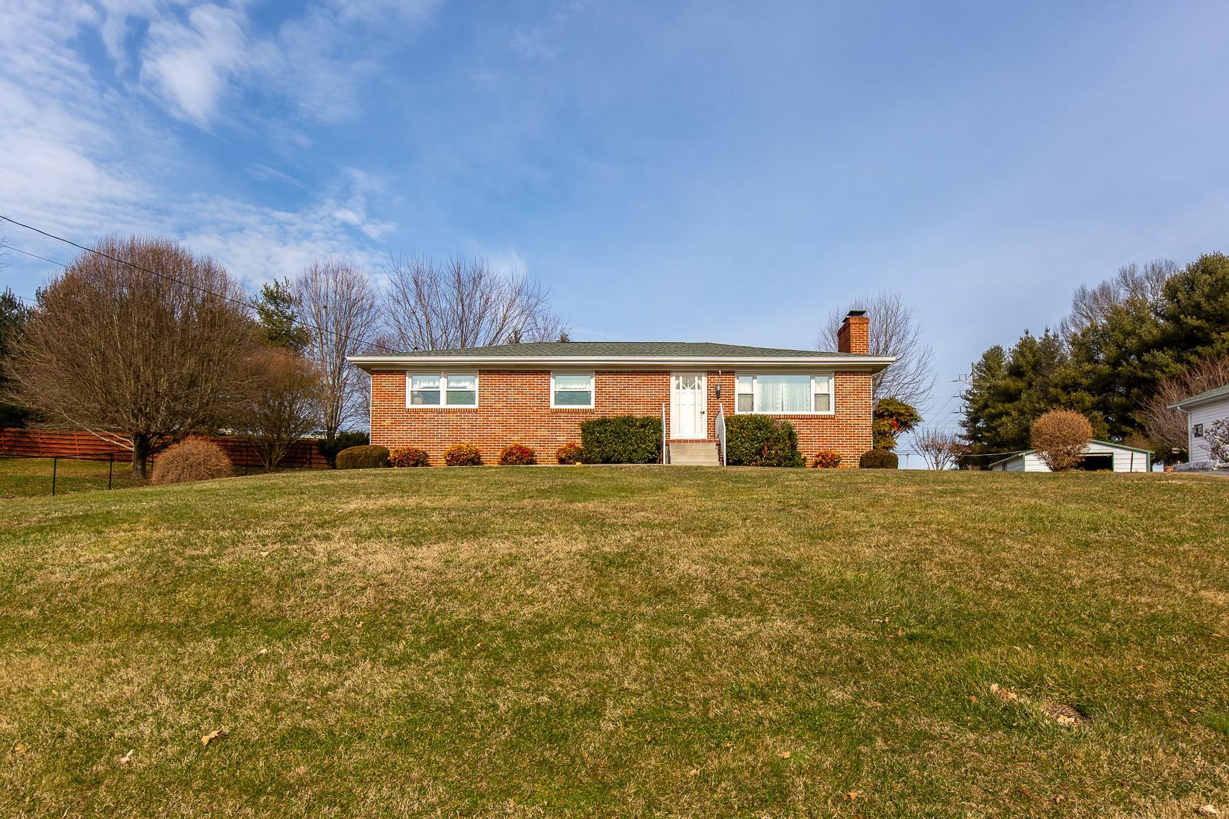 308 Lynfield Road Bristol, TN 37620 - Photo 2 of 24 4
