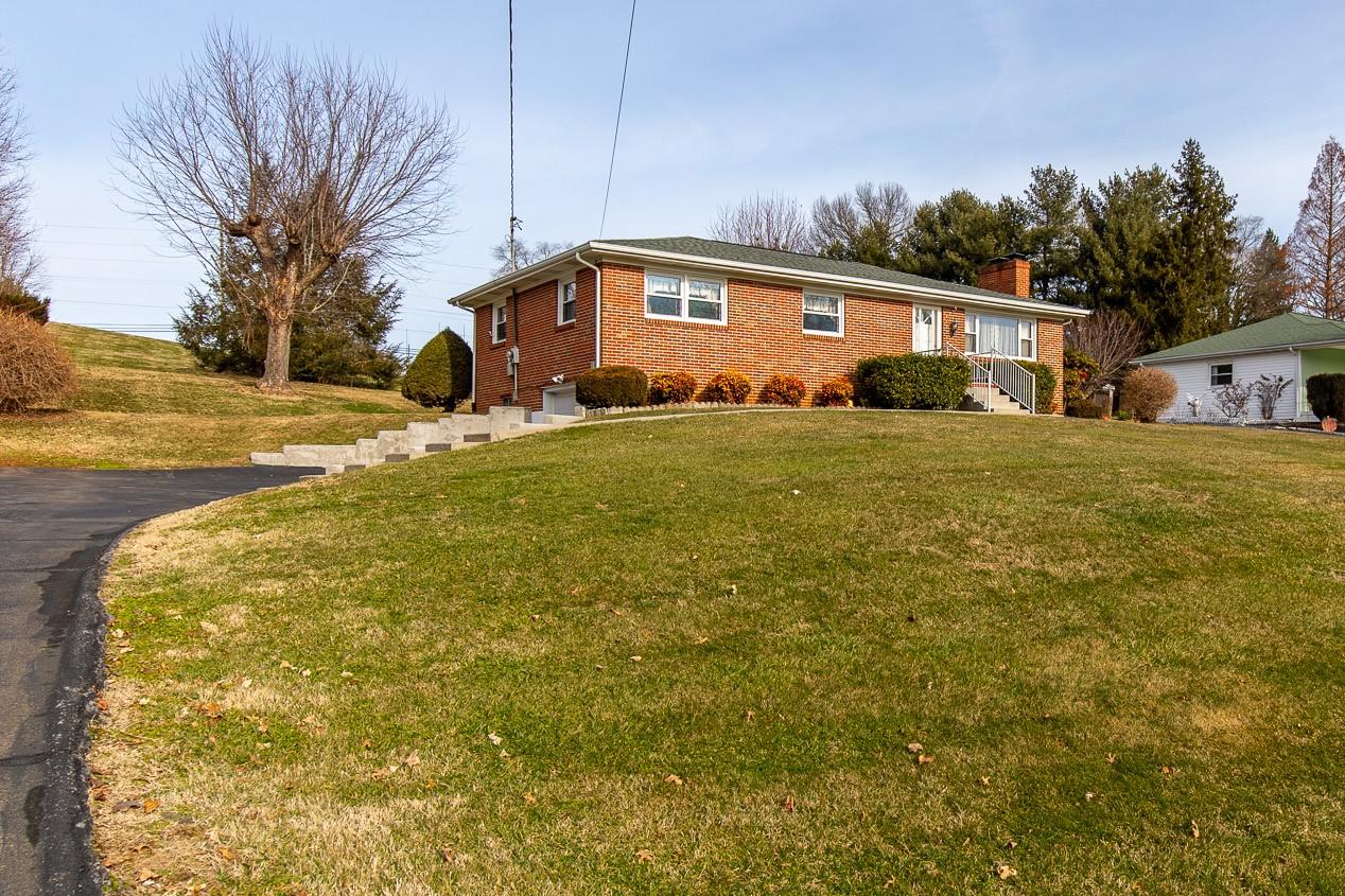 308 Lynfield Road Bristol, TN 37620 - Photo 3 of 24 6