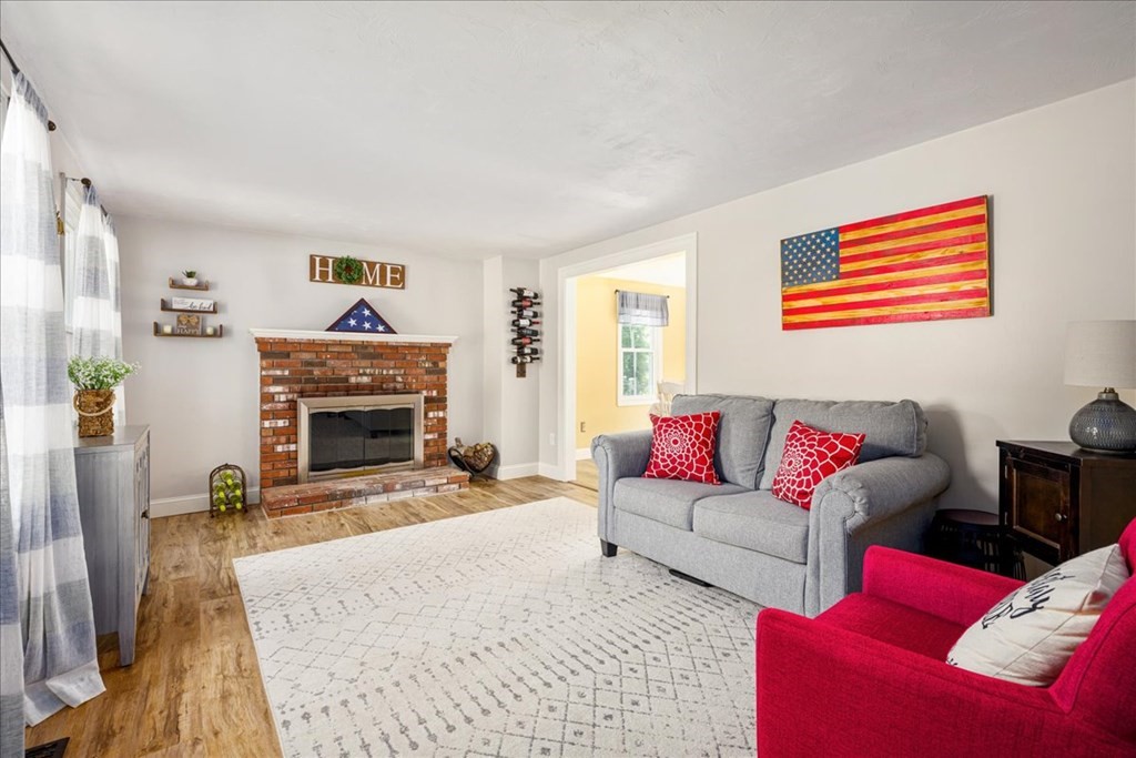 27 Meadowbrook Road Auburn, MA 01501 - Photo 3 of 37 Gallery Image 3