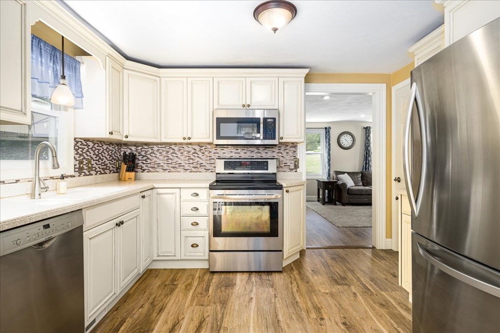 27 Meadowbrook Road Auburn, MA 01501 - Photo 6 of 37 Gallery Image 6