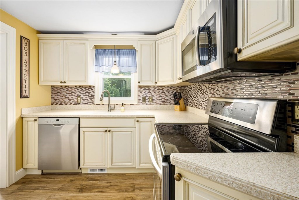 27 Meadowbrook Road Auburn, MA 01501 - Photo 7 of 37 Gallery Image 7