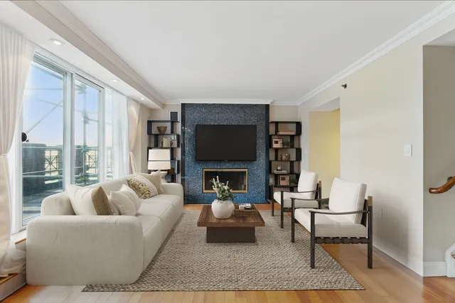 $1,190,000 | 10 Rogers Street, Unit PH19, Cambridge, MA 02142