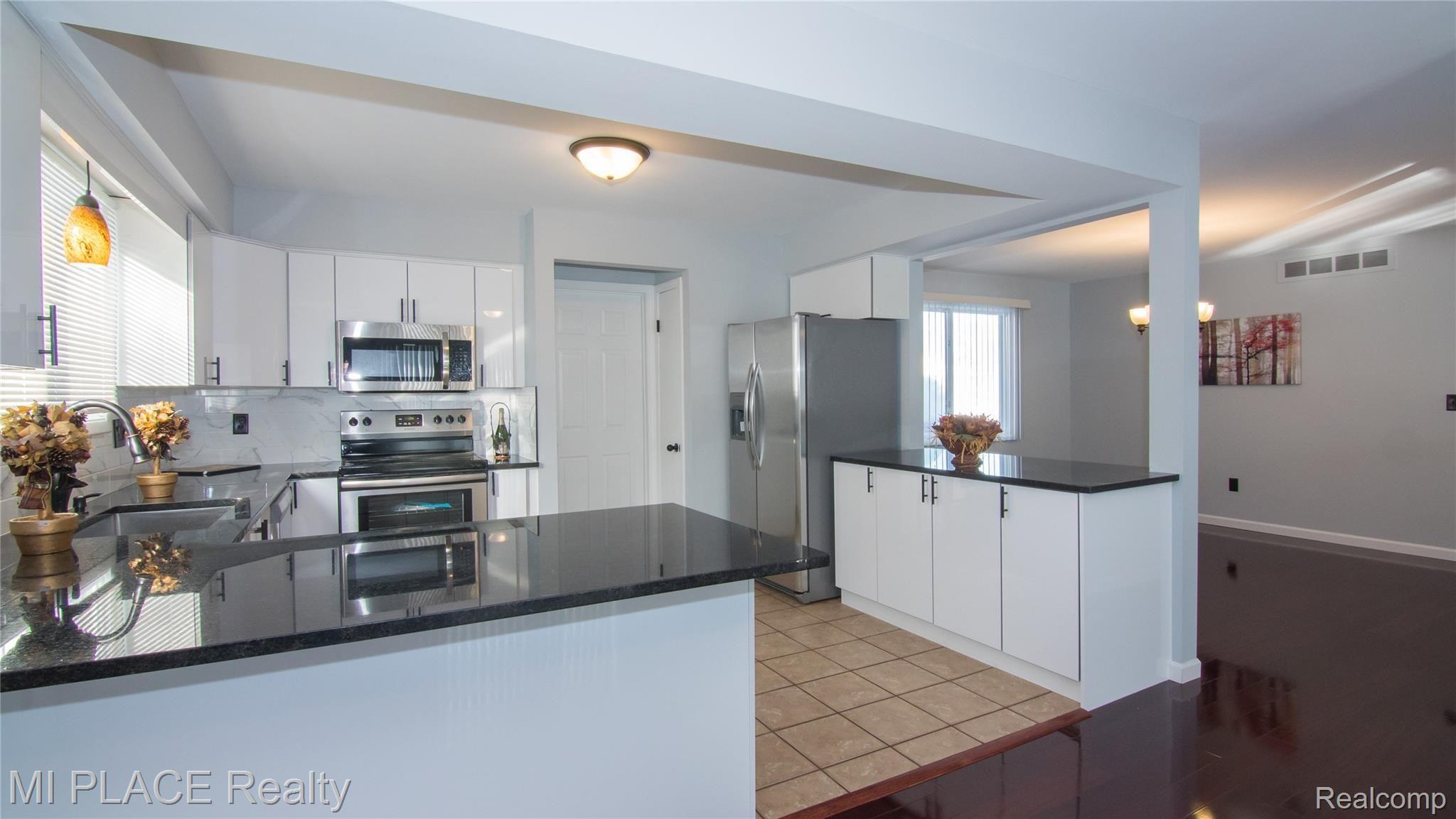 17111 Westhampton Road Southfield, MI 48075 - Photo 21 of 43 Tour#001--17111 Westhampton Rd, Southfield, MI24.jpg
