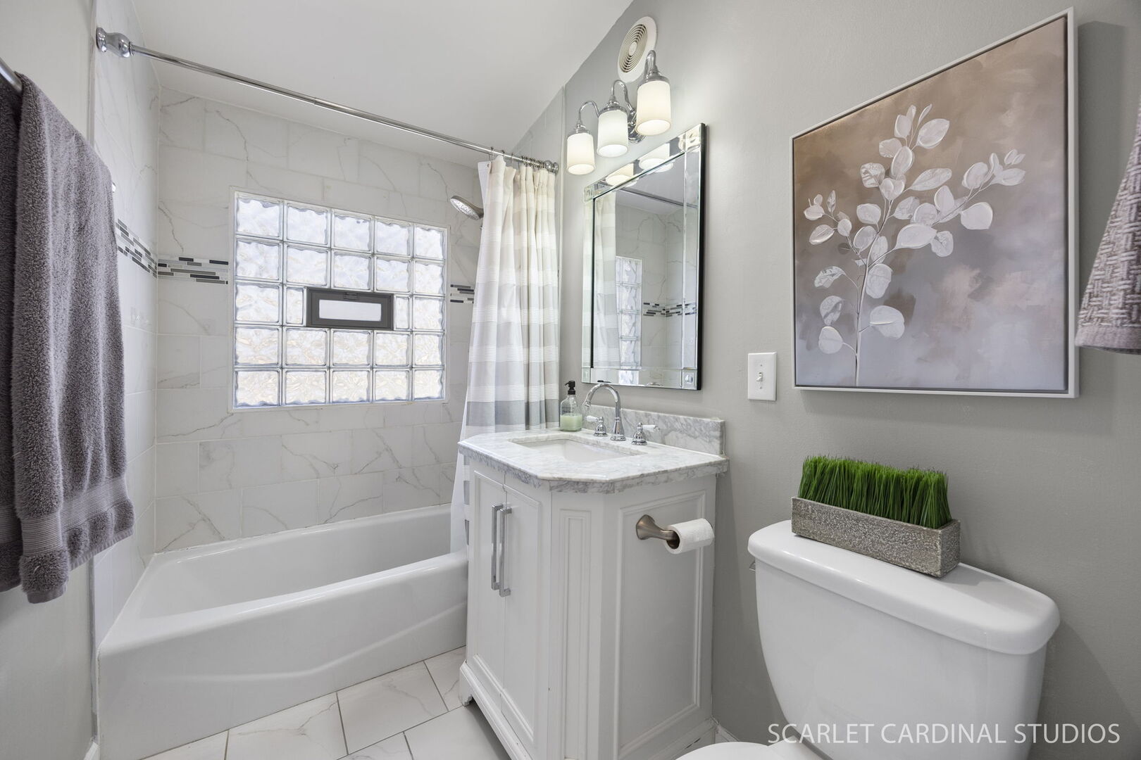 1003 East Alder Lane Mount Prospect, IL 60056 - Photo 14 of 35 a bathroom with a toilet a sink and bathtub