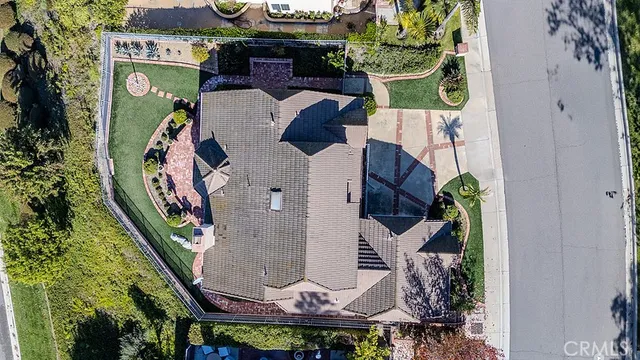 a view of a back yard of the house