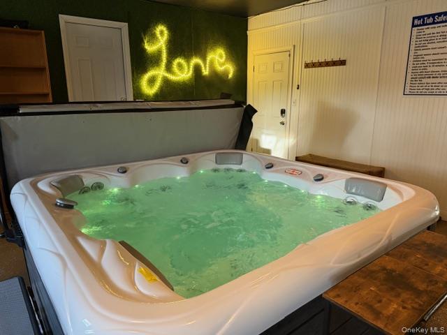 298 Learn Road Tannersville, PA 18372 - Photo 17 of 24 a view of a bathtub in a balcony