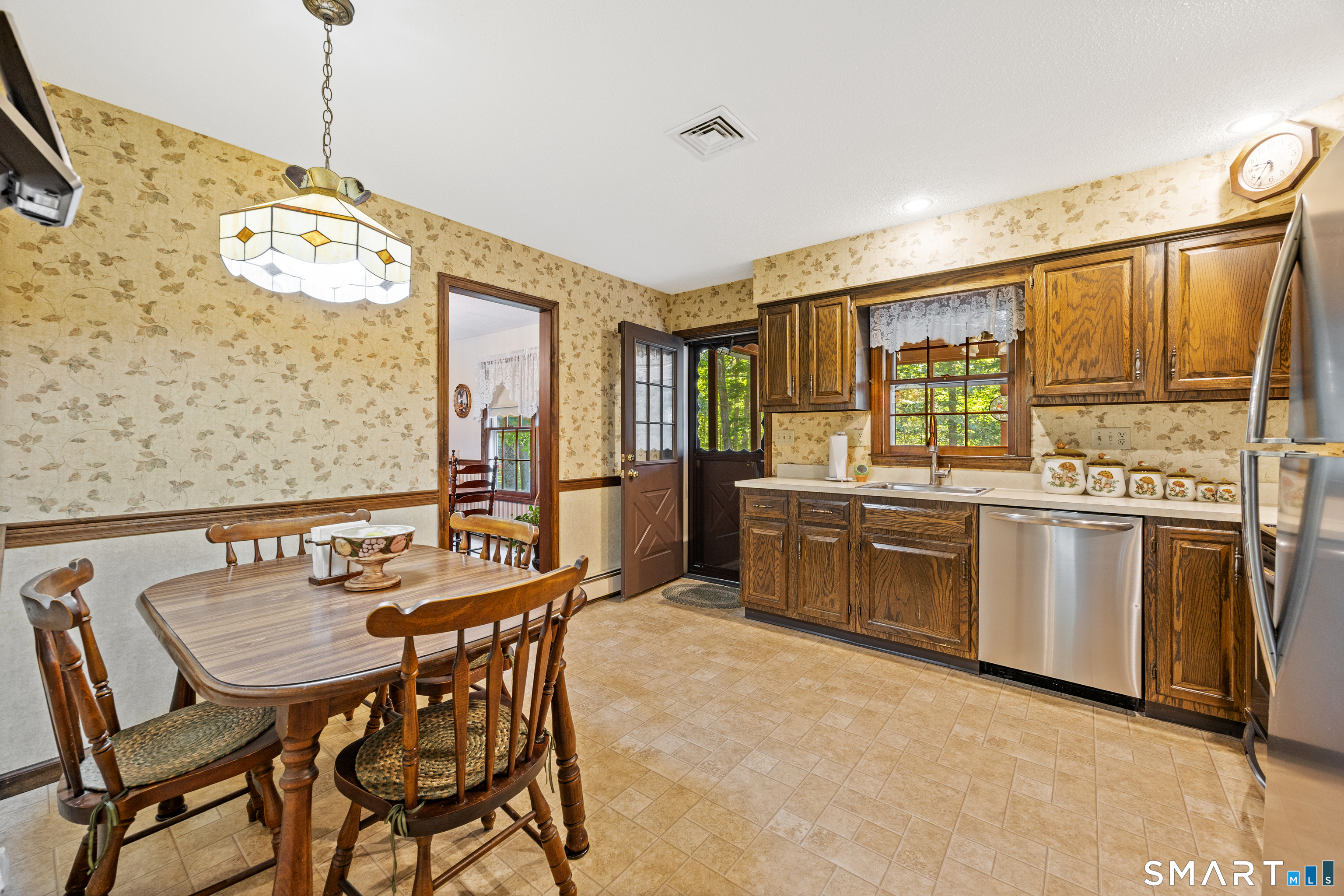163 Sentinel Hill Road North Haven, CT 06473 - Photo 4 of 40