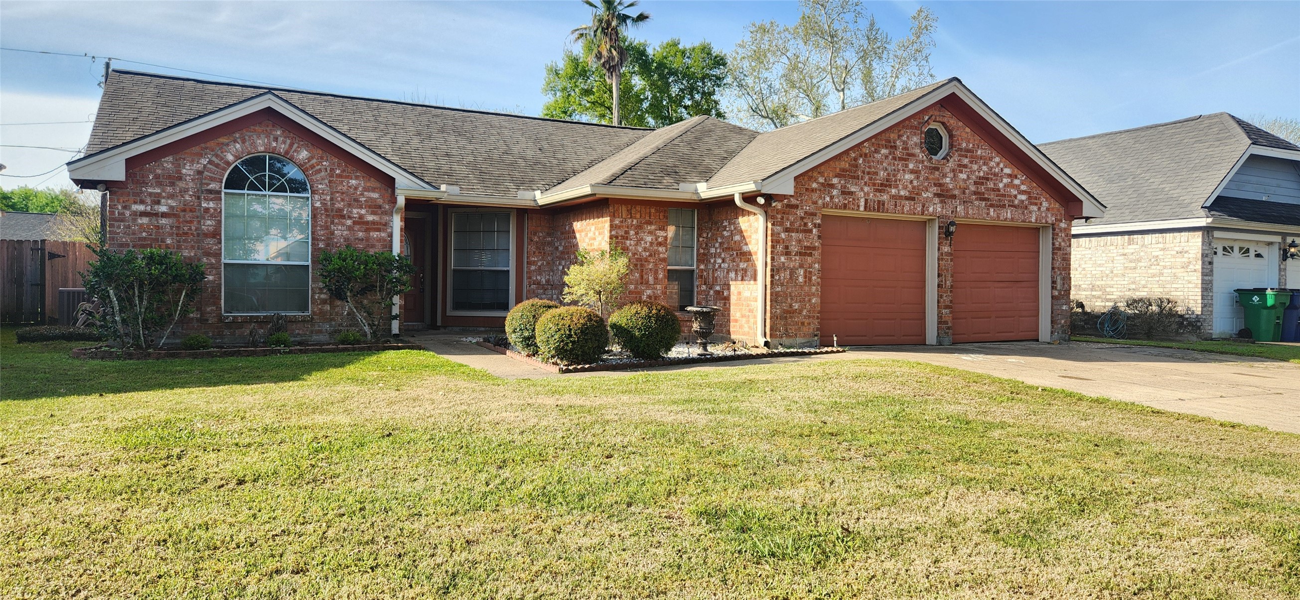 704 Manor Drive Angleton, TX 77515 - Photo 2 of 26