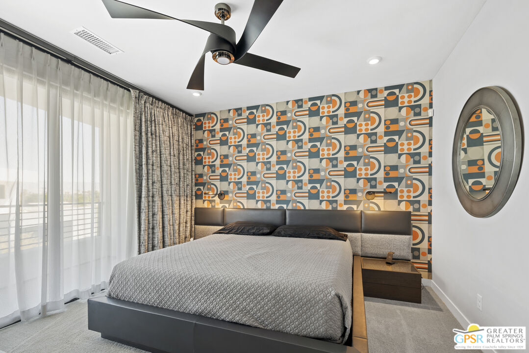 467 Huddle Spgs Way Palm Springs, CA 92264 - Photo 23 of 48 a bedroom with a bed and a chandelier