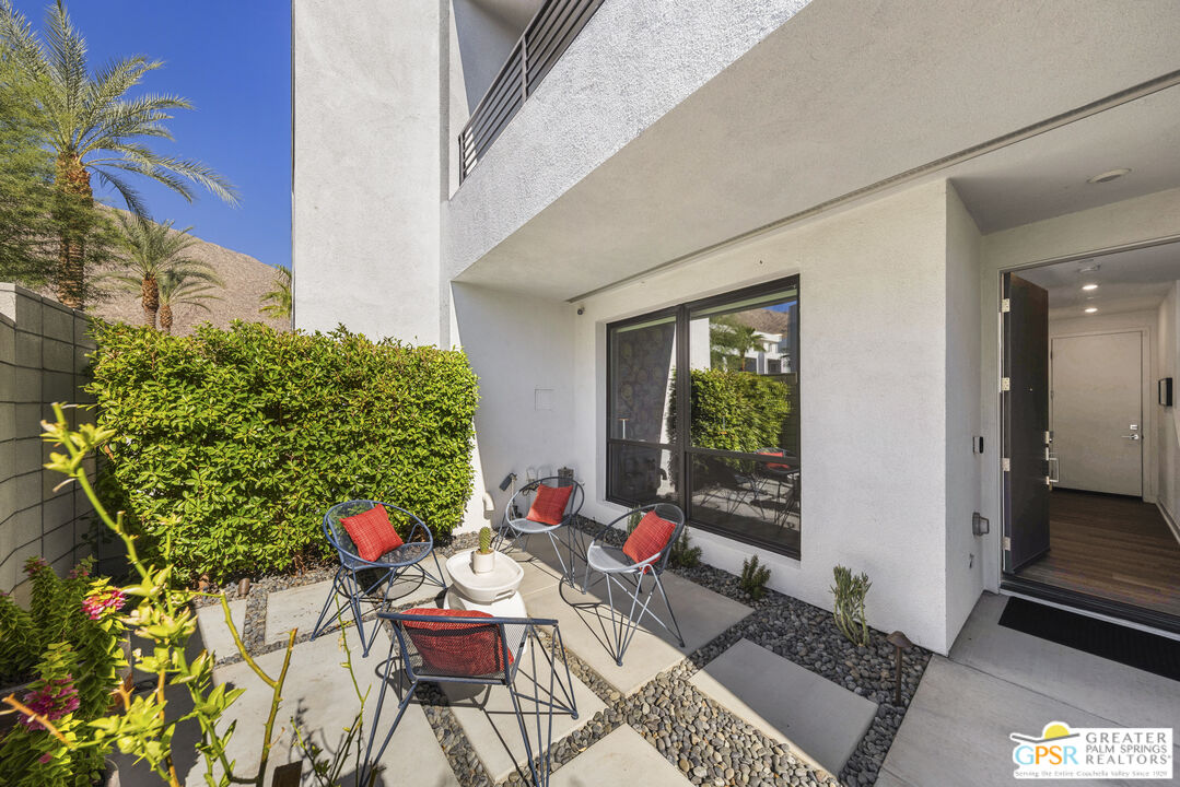 467 Huddle Spgs Way Palm Springs, CA 92264 - Photo 4 of 48 a outdoor space with lots of potted plants
