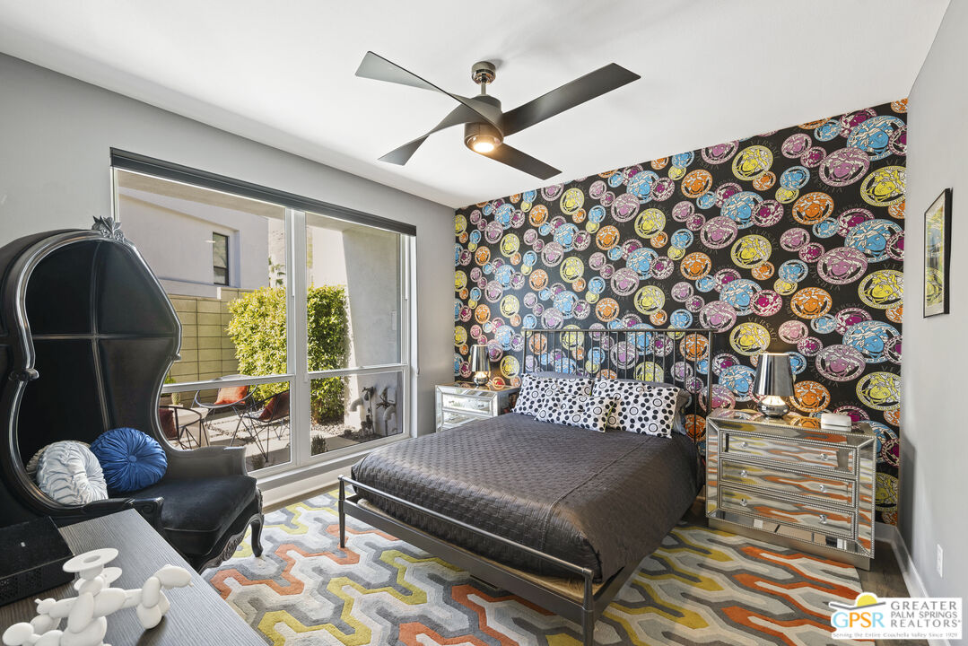 467 Huddle Spgs Way Palm Springs, CA 92264 - Photo 7 of 48 a living room with furniture and a window