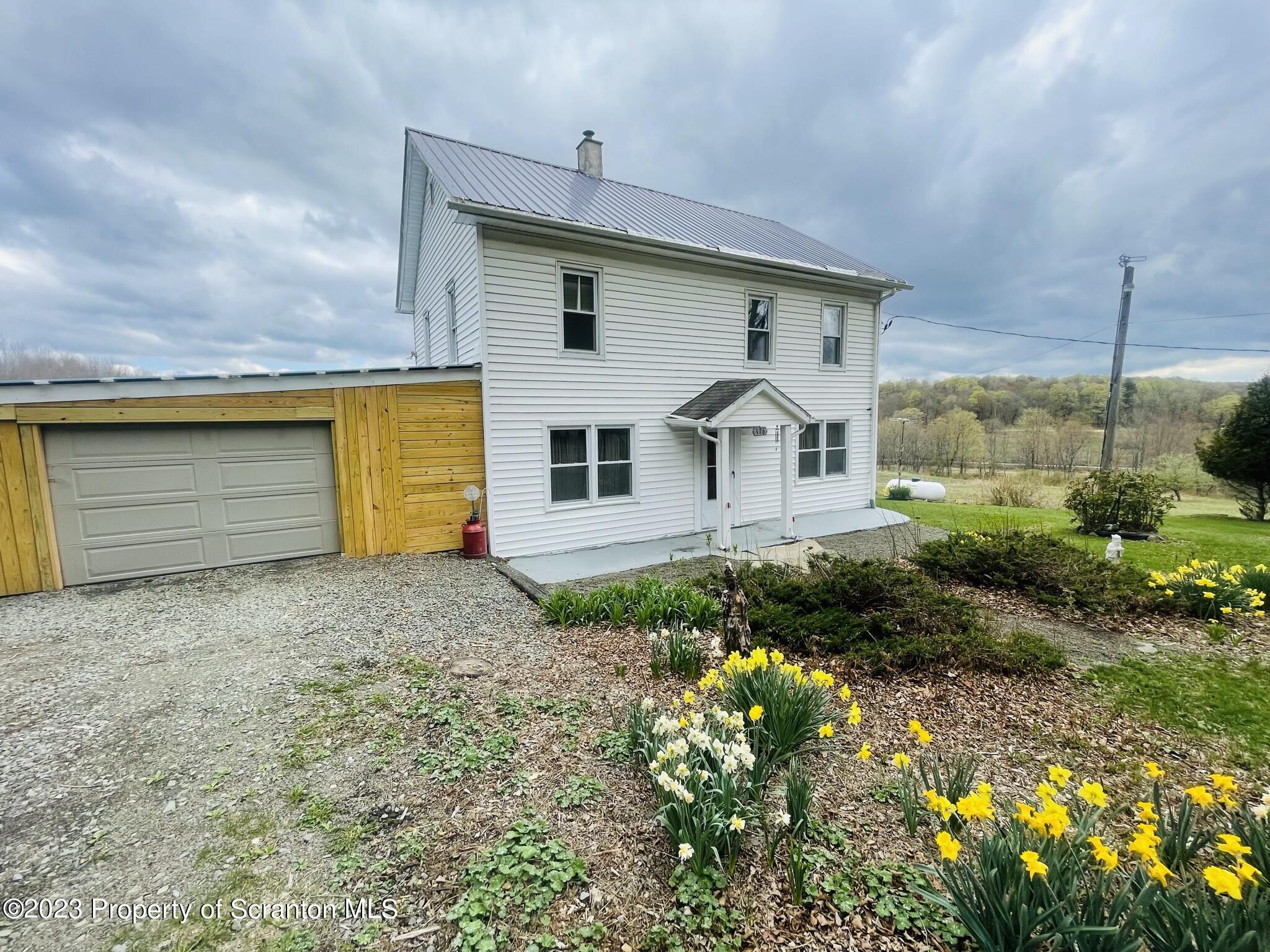 a view of a house with backyard and garden