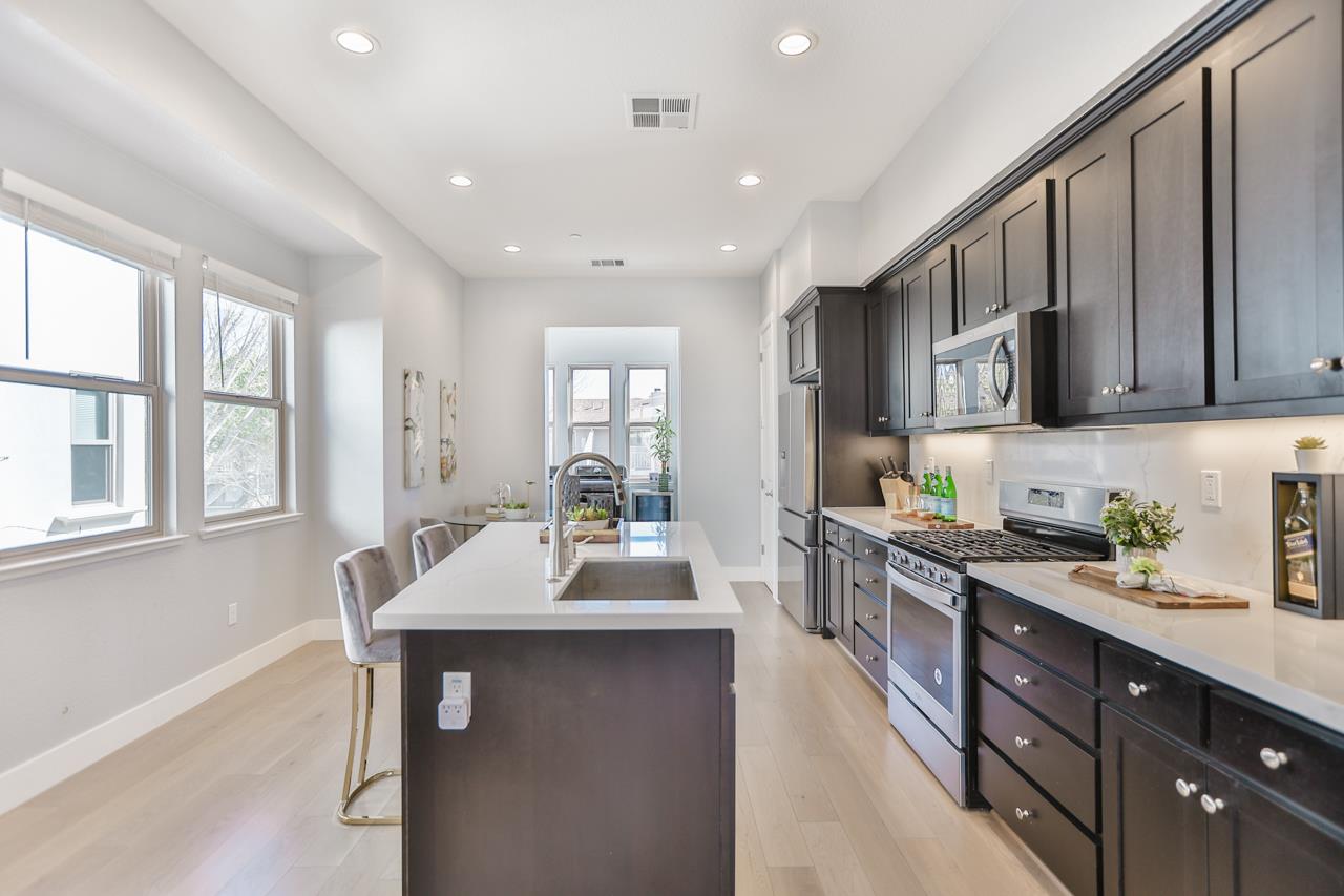 313 Cherokee Loop Mountain View, CA 94043 - Photo 10 of 43 Gallery Image 10