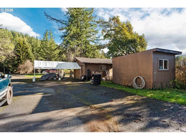 a view of a house with a yard